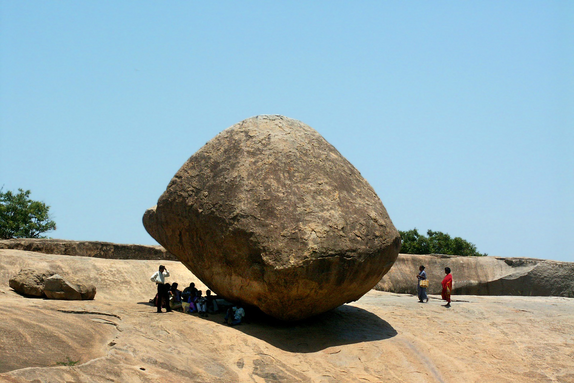 India datos generales: Familia en India junto a roca de gran tamaño